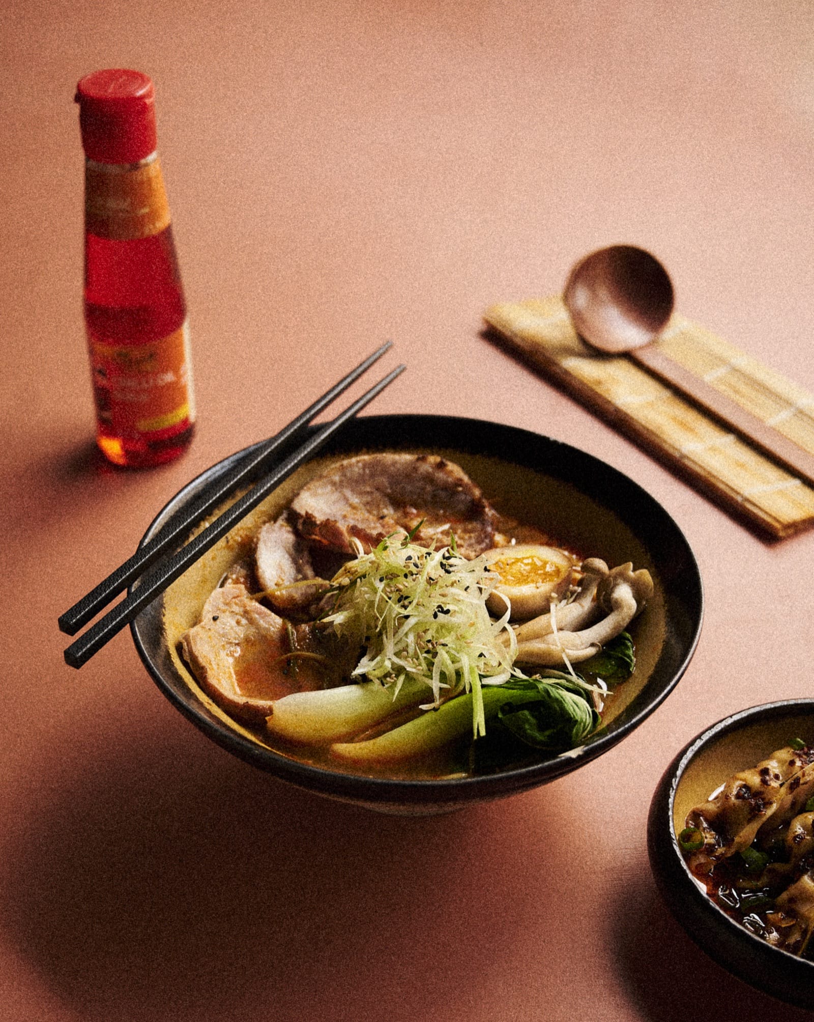 En af tre nye ramen — chashu, blød æg, forårsløg og chili-olie