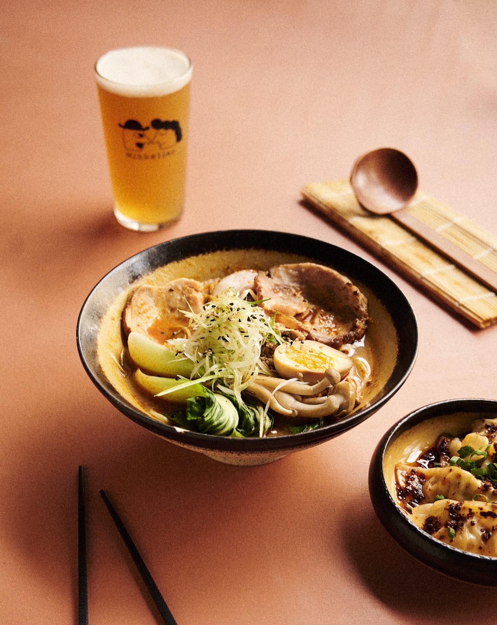 En af tre nye ramen — cremet bouillon med chashu, æg og svampe