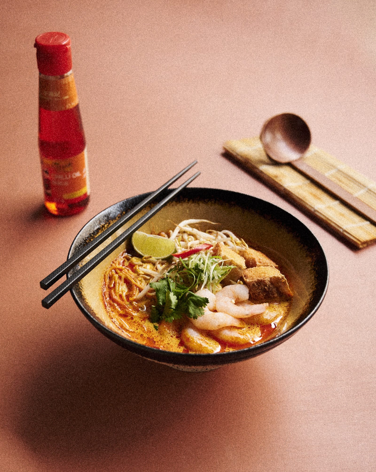 En af tre nye ramen — kraftig orange bouillon med rejer og lime