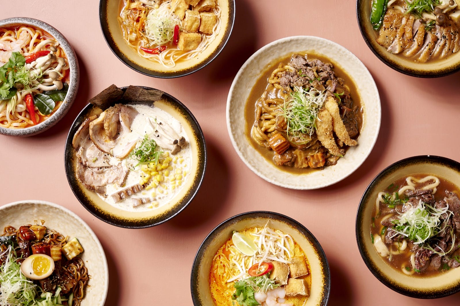 Otte forskellige skåle ramen set ovenfra